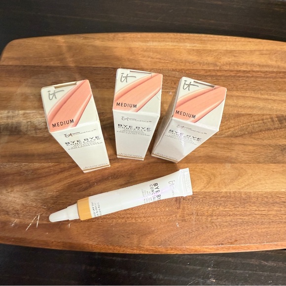 IT Cosmetics Bye Bye Concealer - Medium Shade - Lot A - Picture 2 of 5